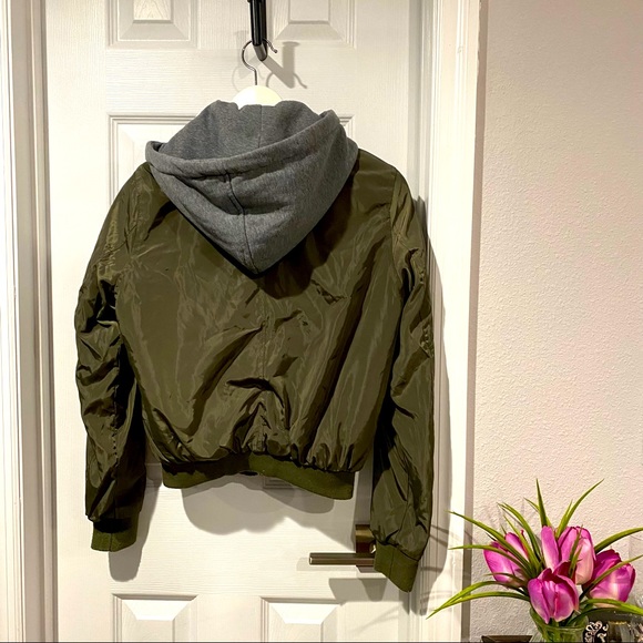 Ambiance Apparel Green Bomber Jacket (Size M) 🌹 - Picture 9 of 16
